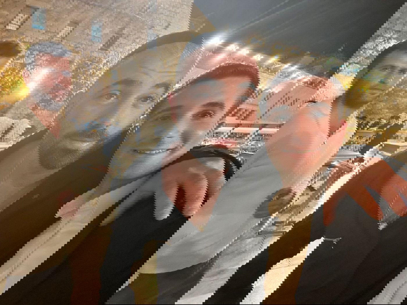 עומר אדם שר עם תלמידי ישיבה בכותל: "קום שוין אהיים" • צפו