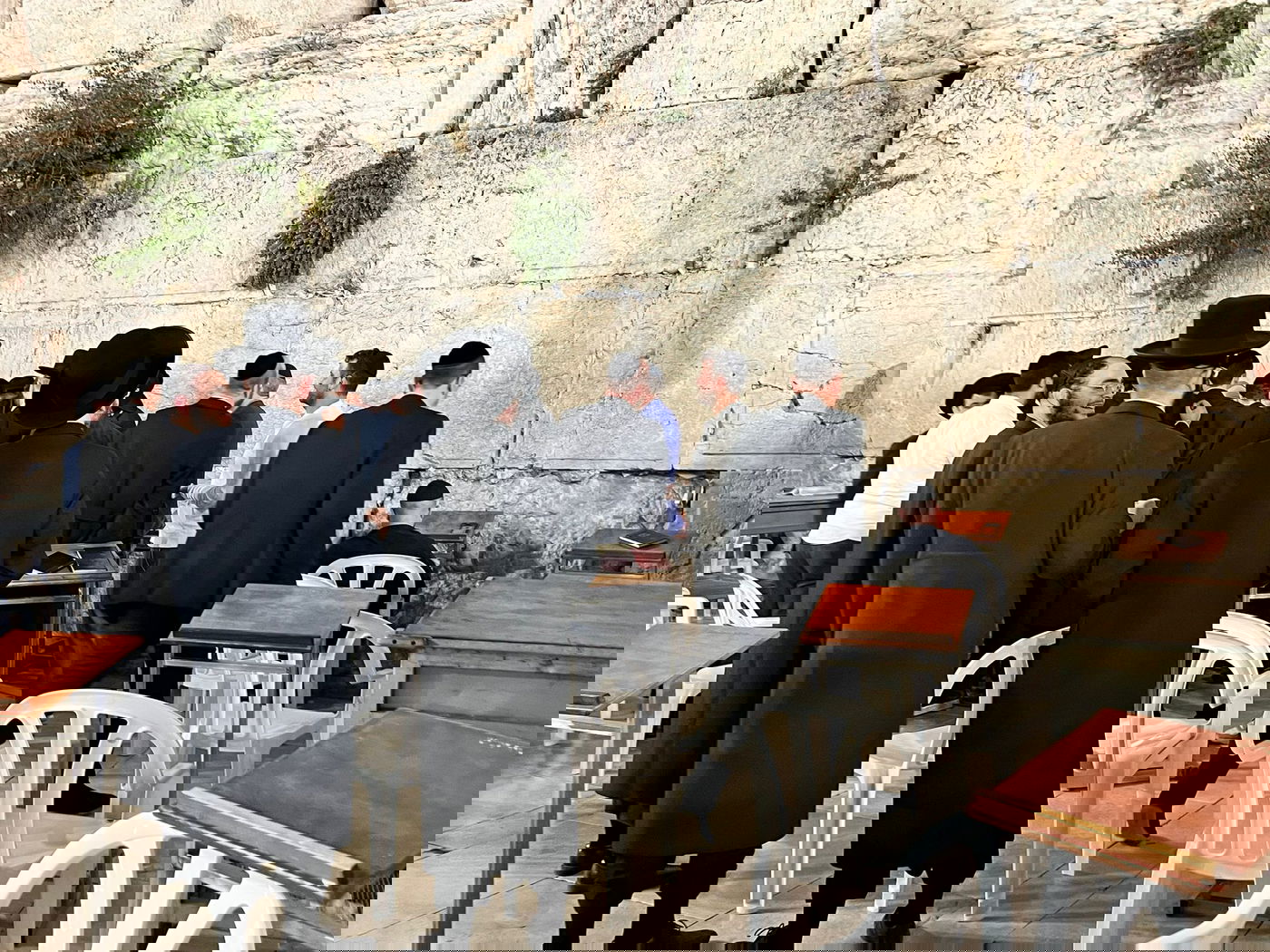 עומר אדם שר עם תלמידי ישיבה בכותל: "קום שוין אהיים" • צפו