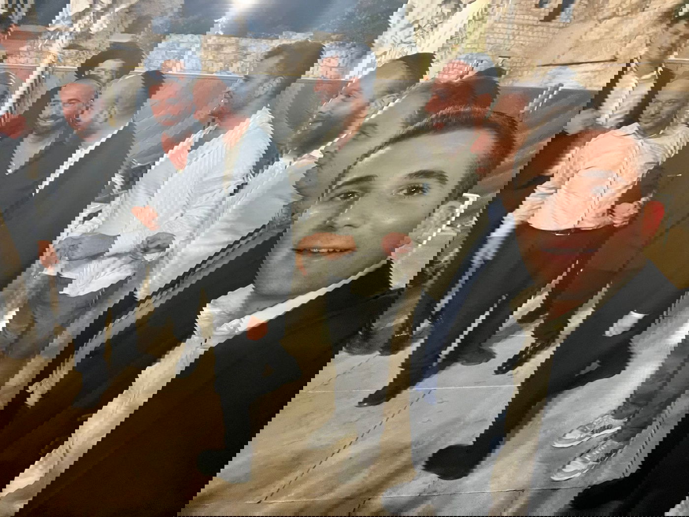 עומר אדם שר עם תלמידי ישיבה בכותל: "קום שוין אהיים" • צפו