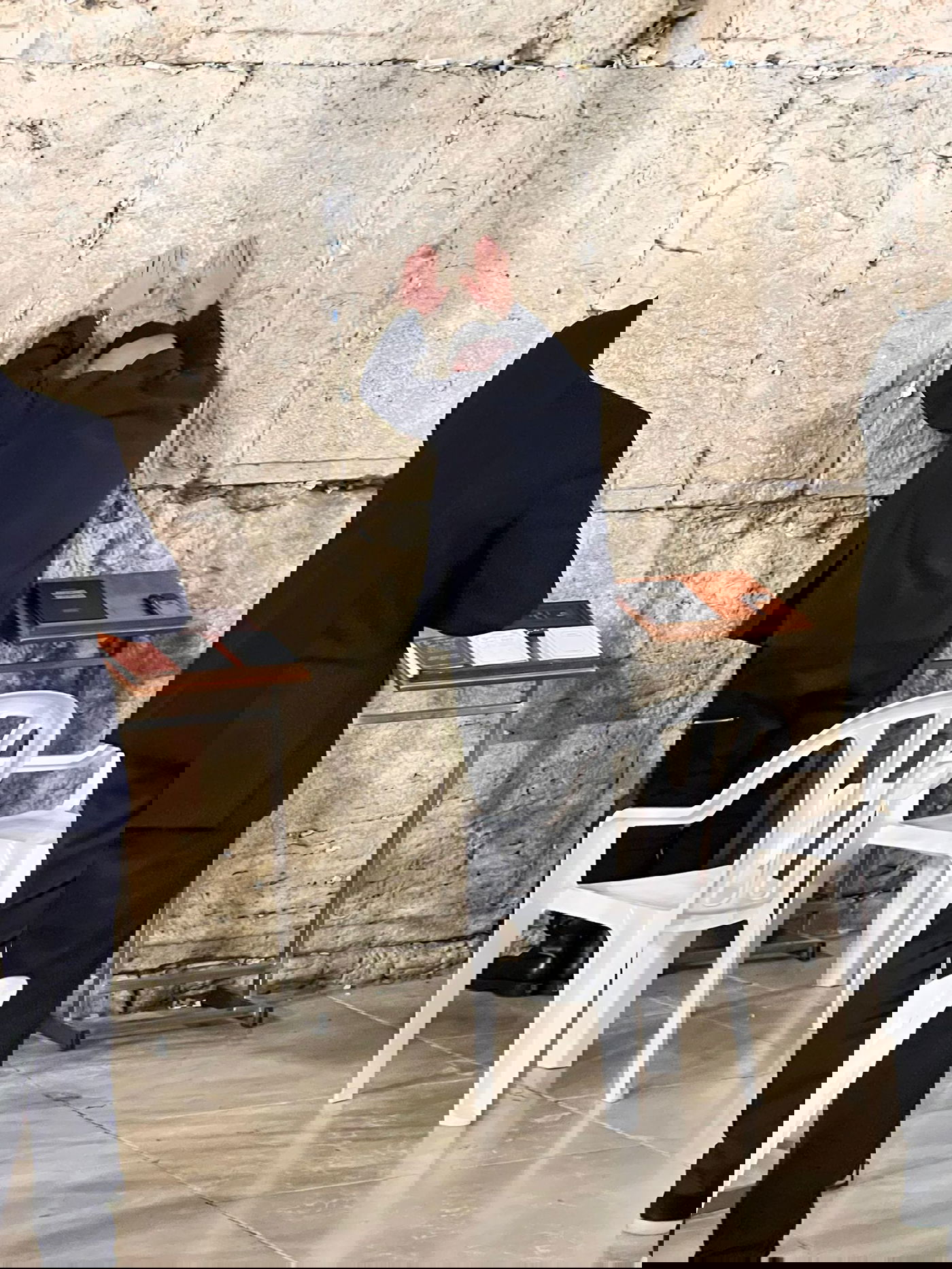 עומר אדם שר עם תלמידי ישיבה בכותל: "קום שוין אהיים" • צפו