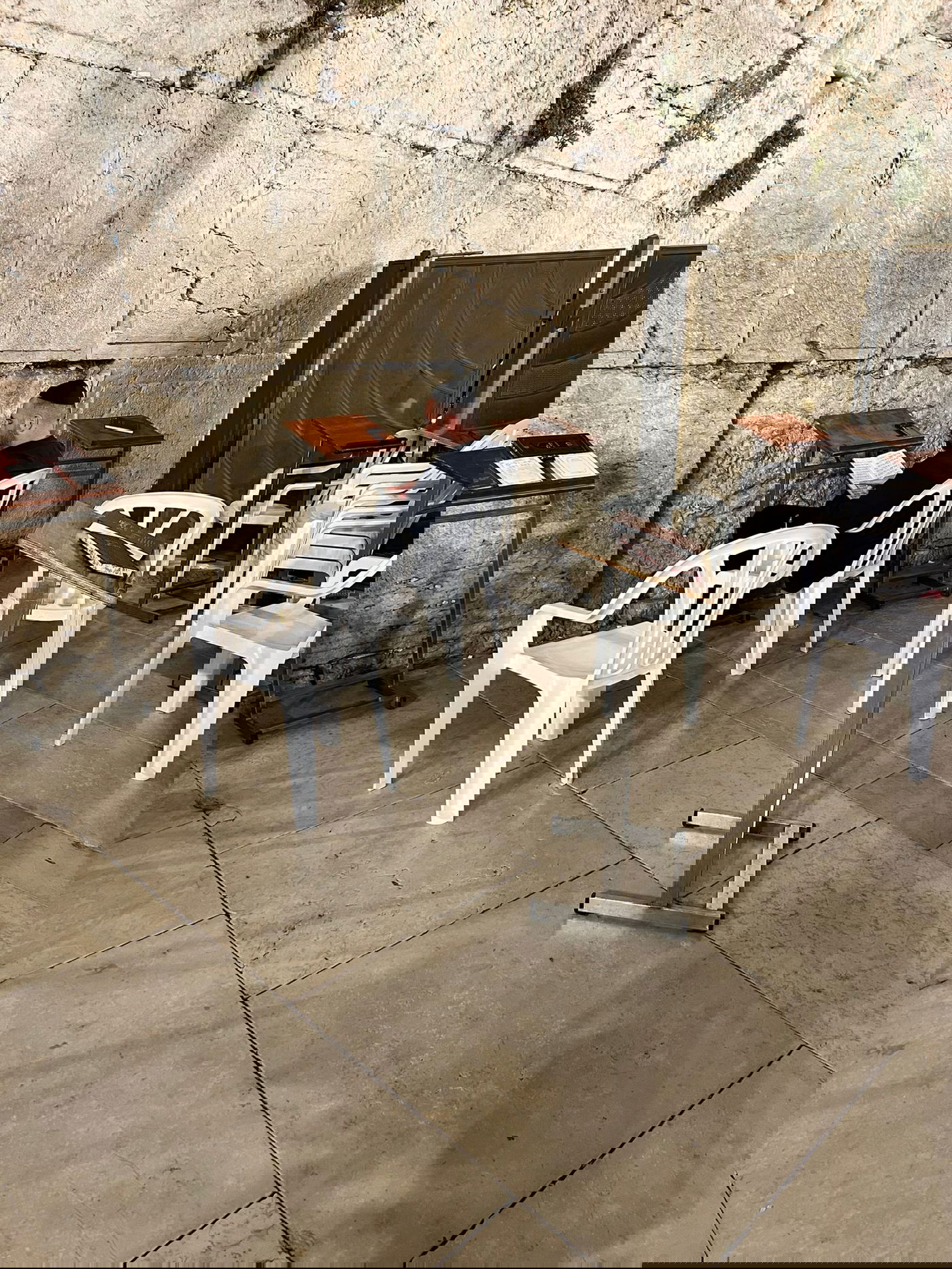 עומר אדם שר עם תלמידי ישיבה בכותל: "קום שוין אהיים" • צפו