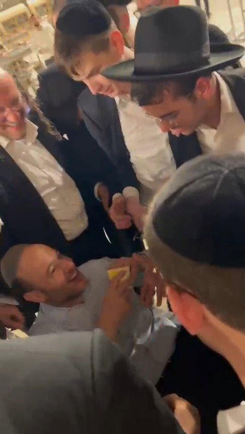 שיינר מחלק שטרות כסף במקום
