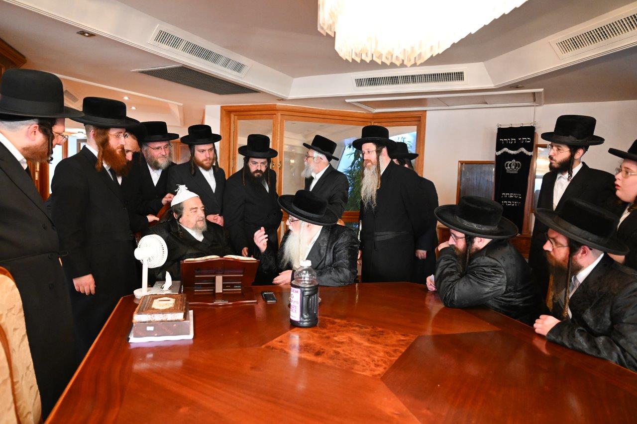 האדמו"ר מצאנז בביקור אצל הגרי"מ שכטר • צפו