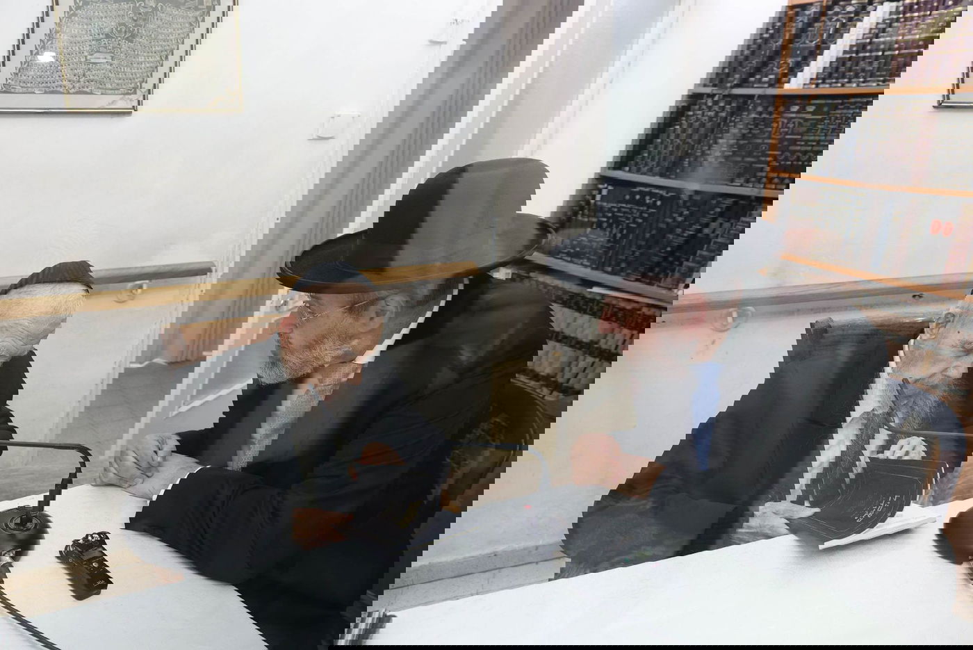 מרן הגר"ג אדלשטיין מעיין בחוברת שמסכמת את המאבק של הרב הראשי הגר"ד לאו בשינויים במערך הגיור