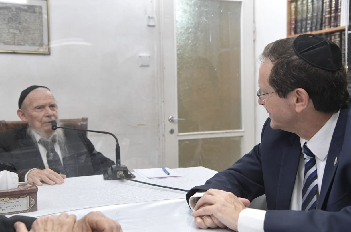 הנשיא במעונו של ראש הישיבה