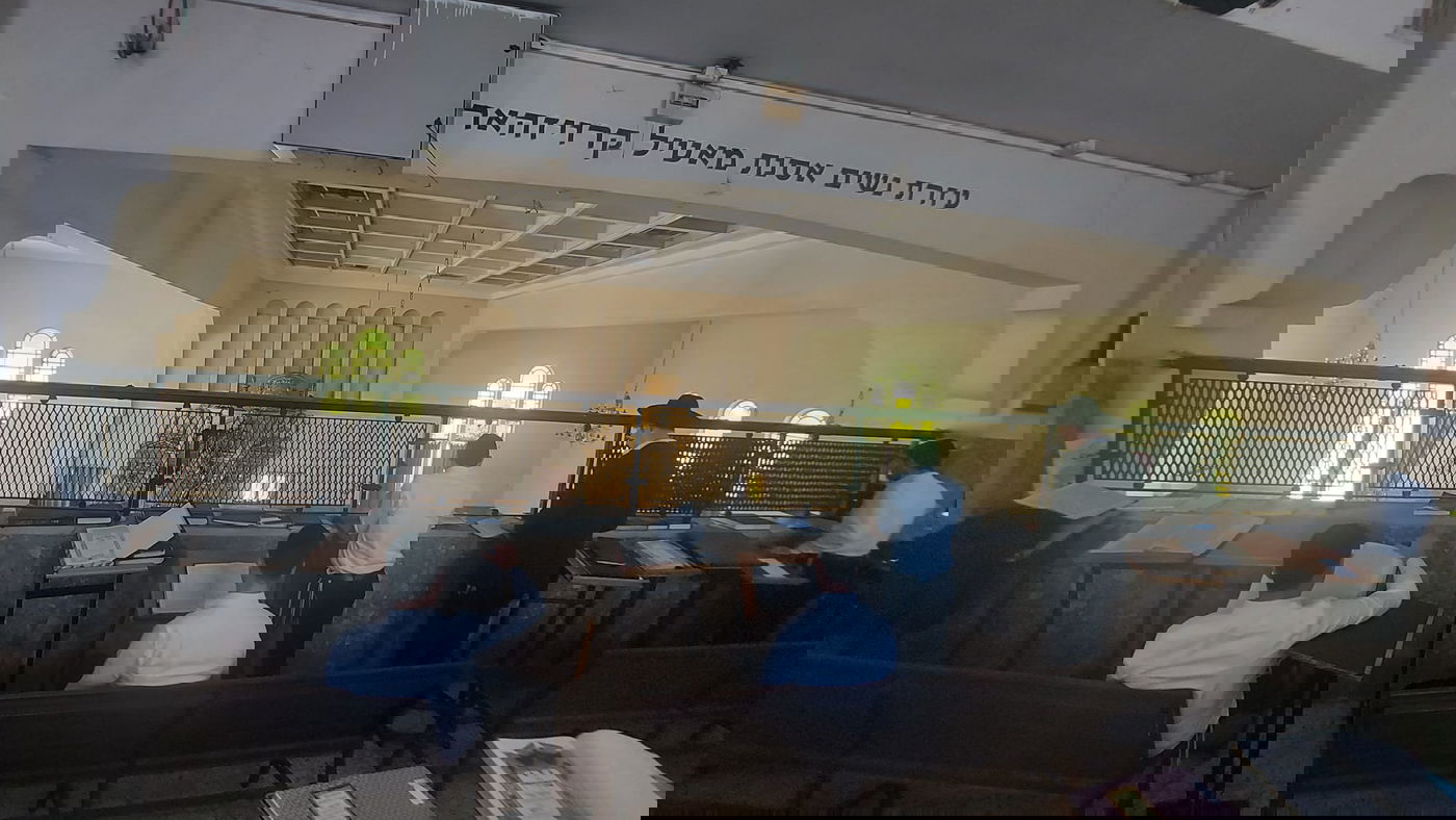 הבחורים המומים וכואבים: תיעוד משעה זו מישיבת פוניבז'