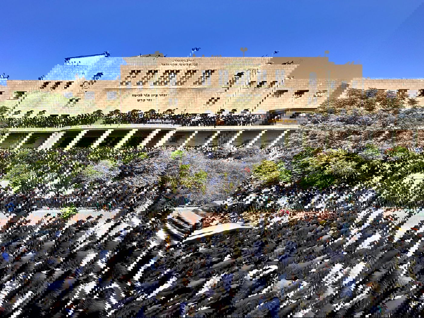 ממתינים לצאת הארון