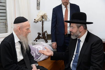 הרב הראשי במעונו של ראש הישיבה זצ"ל