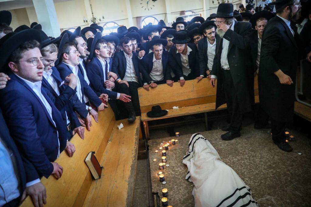 נרות סביב המיטה ופרקי תהלים: תיעוד דומע מישיבת פוניבז'