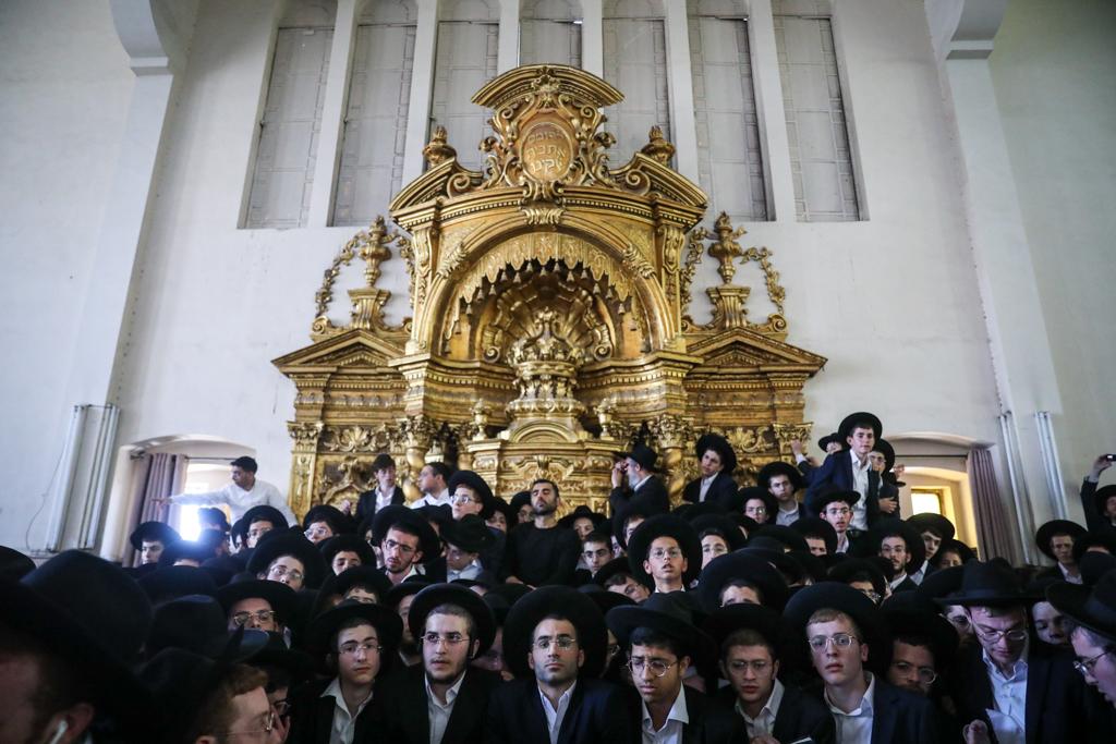 נרות סביב המיטה ופרקי תהלים: תיעוד דומע מישיבת פוניבז'