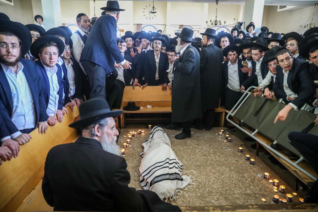 נרות סביב המיטה ופרקי תהלים: תיעוד דומע מישיבת פוניבז'