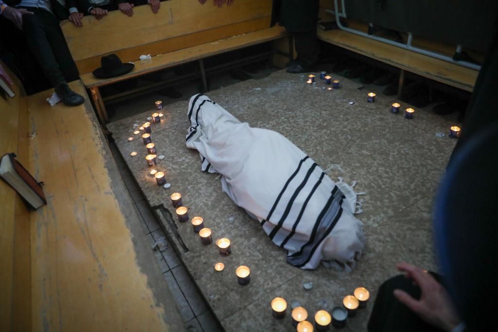 נרות סביב המיטה ופרקי תהלים: תיעוד דומע מישיבת פוניבז'