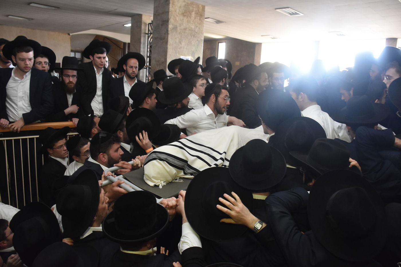 מראות ממסע הלוויה של מרן רבי גרשון אדלשטיין זצ"ל • צפו