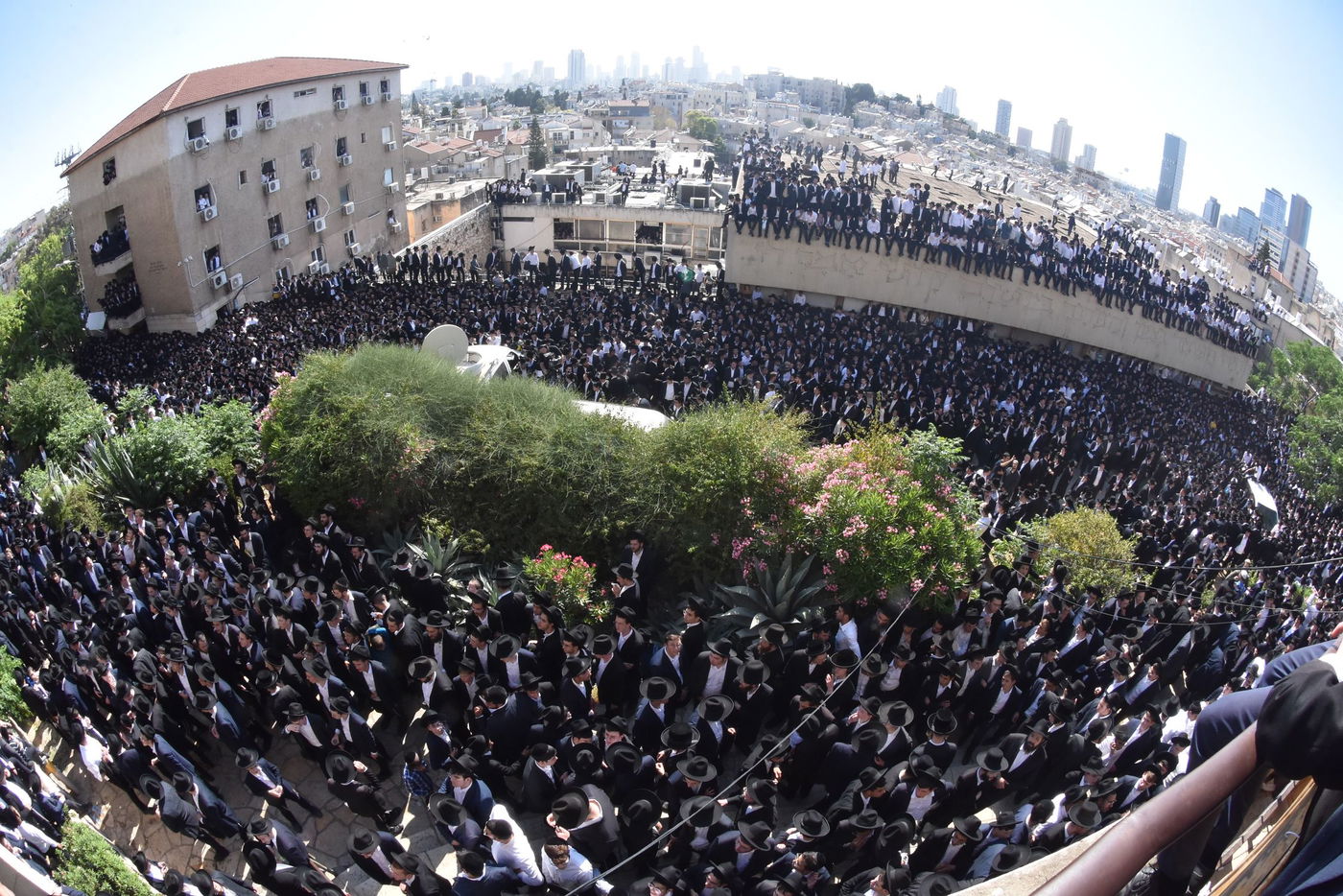 מראות ממסע הלוויה של מרן רבי גרשון אדלשטיין זצ"ל • צפו