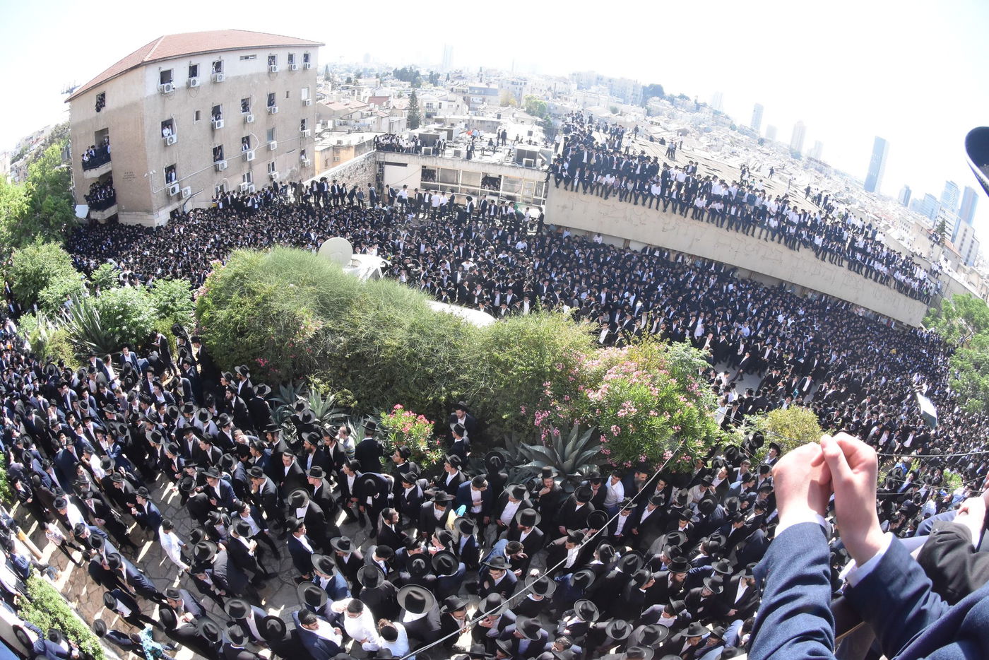 מראות ממסע הלוויה של מרן רבי גרשון אדלשטיין זצ"ל • צפו