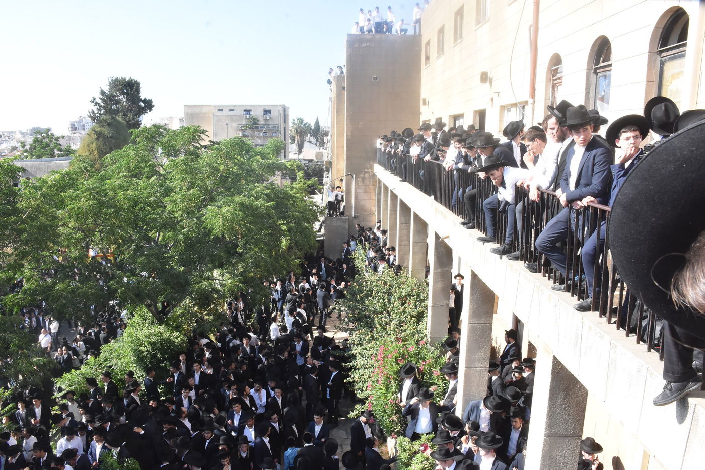 מראות ממסע הלוויה של מרן רבי גרשון אדלשטיין זצ"ל • צפו