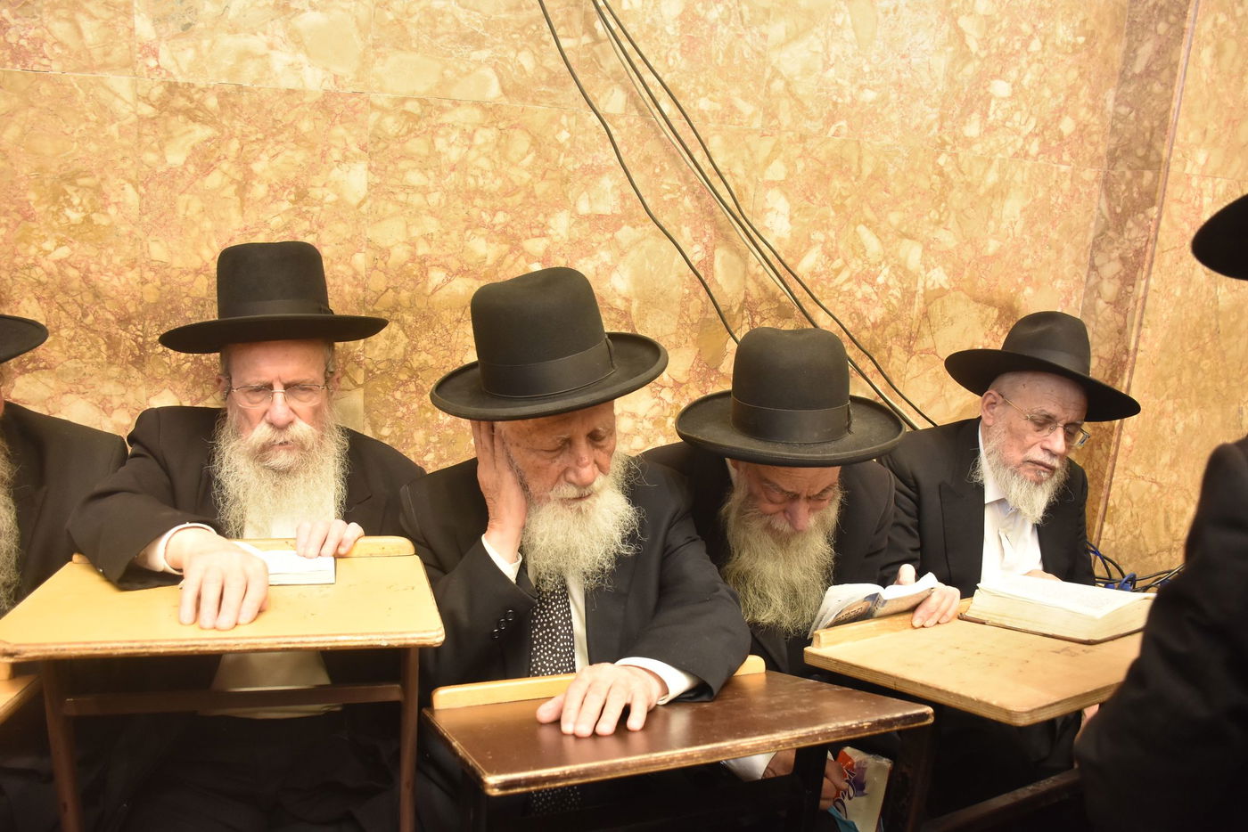 מראות ממסע הלוויה של מרן רבי גרשון אדלשטיין זצ"ל • צפו