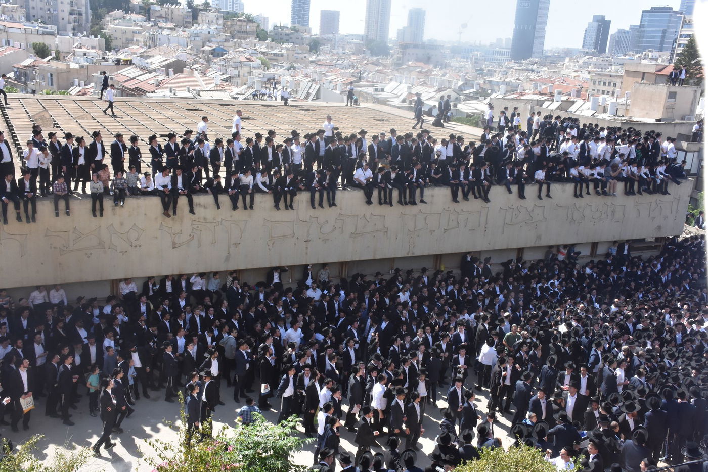 מראות ממסע הלוויה של מרן רבי גרשון אדלשטיין זצ"ל • צפו