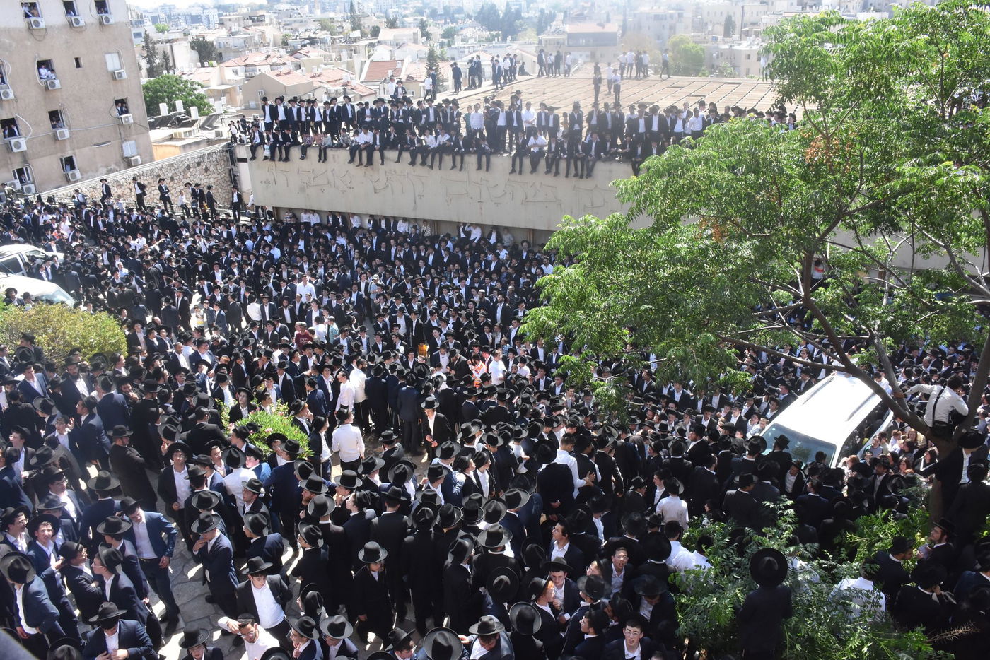 מראות ממסע הלוויה של מרן רבי גרשון אדלשטיין זצ"ל • צפו