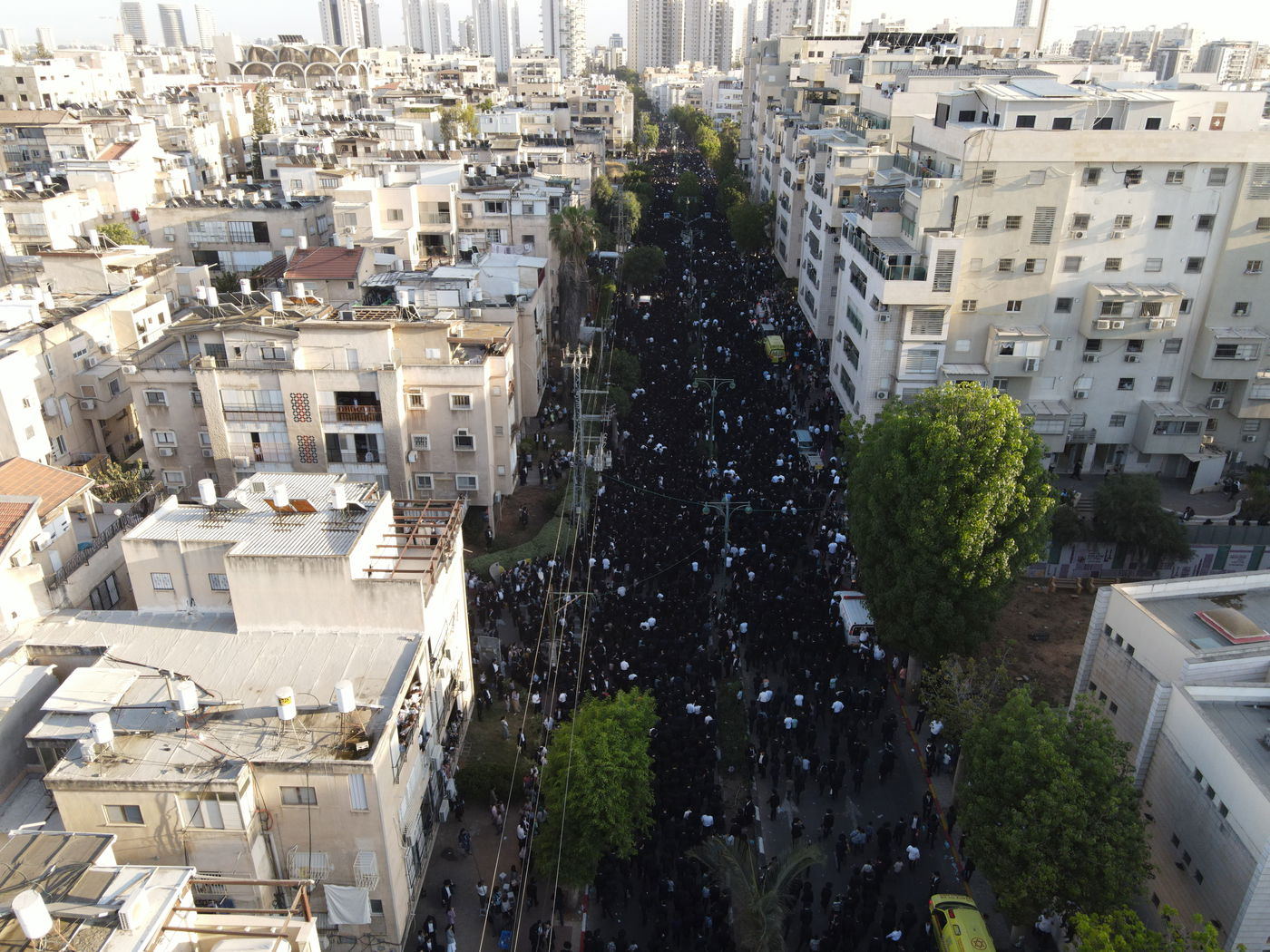 כשגבעת הישיבה - נצבעה בשחור • הלוויה במבט מהרחפן