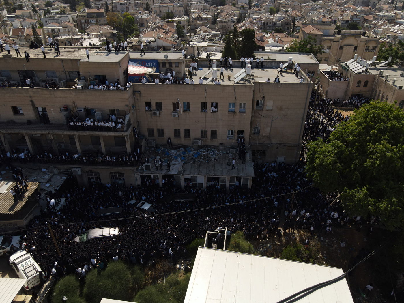 כשגבעת הישיבה - נצבעה בשחור • הלוויה במבט מהרחפן