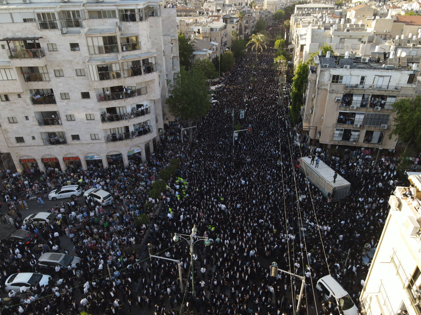 כשגבעת הישיבה - נצבעה בשחור • הלוויה במבט מהרחפן
