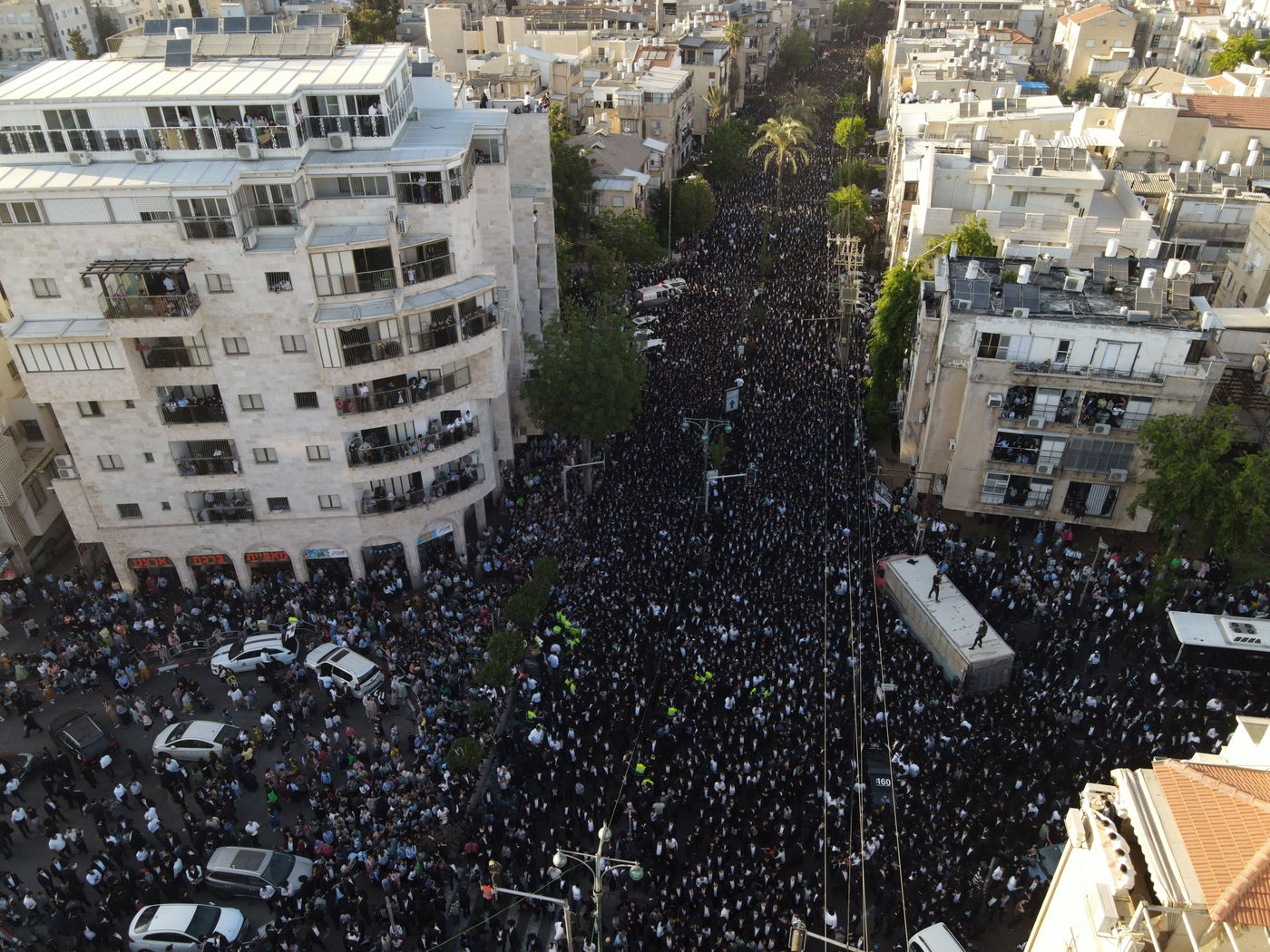 כשגבעת הישיבה - נצבעה בשחור • הלוויה במבט מהרחפן