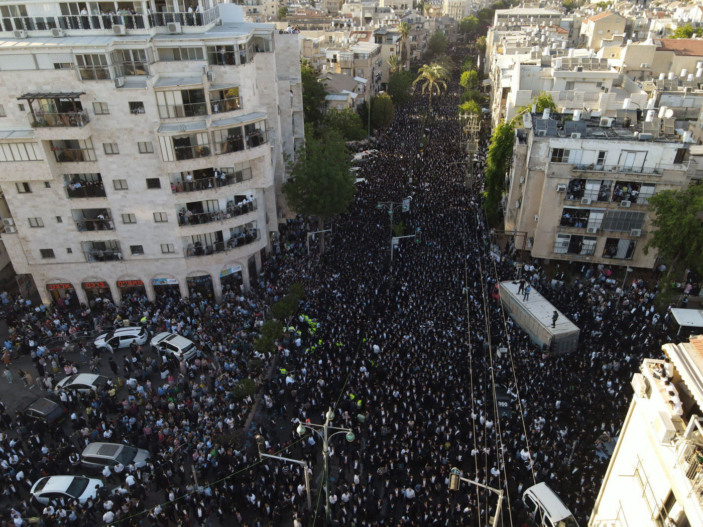 כשגבעת הישיבה - נצבעה בשחור • הלוויה במבט מהרחפן