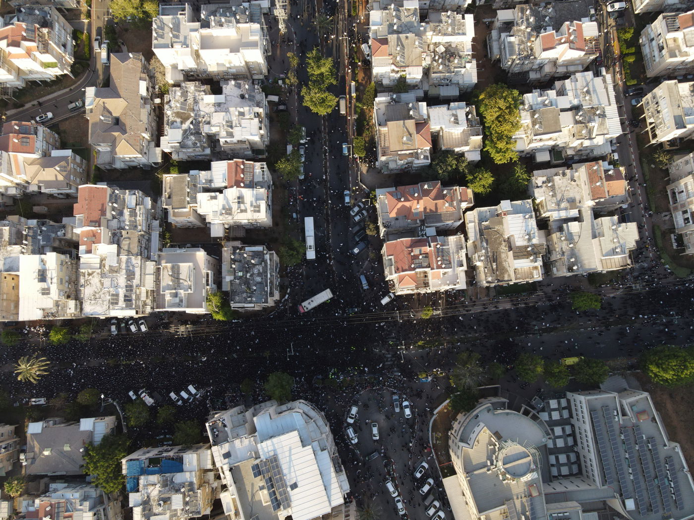 כשגבעת הישיבה - נצבעה בשחור • הלוויה במבט מהרחפן