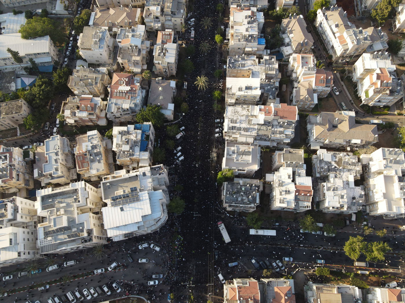 כשגבעת הישיבה - נצבעה בשחור • הלוויה במבט מהרחפן