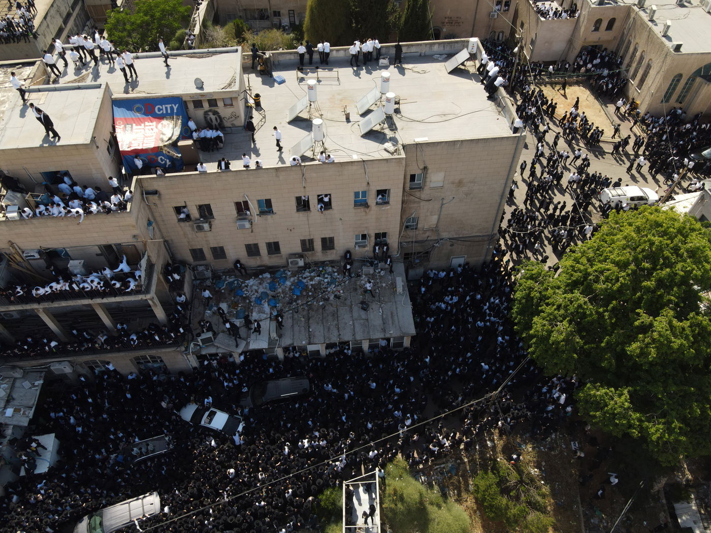 כשגבעת הישיבה - נצבעה בשחור • הלוויה במבט מהרחפן