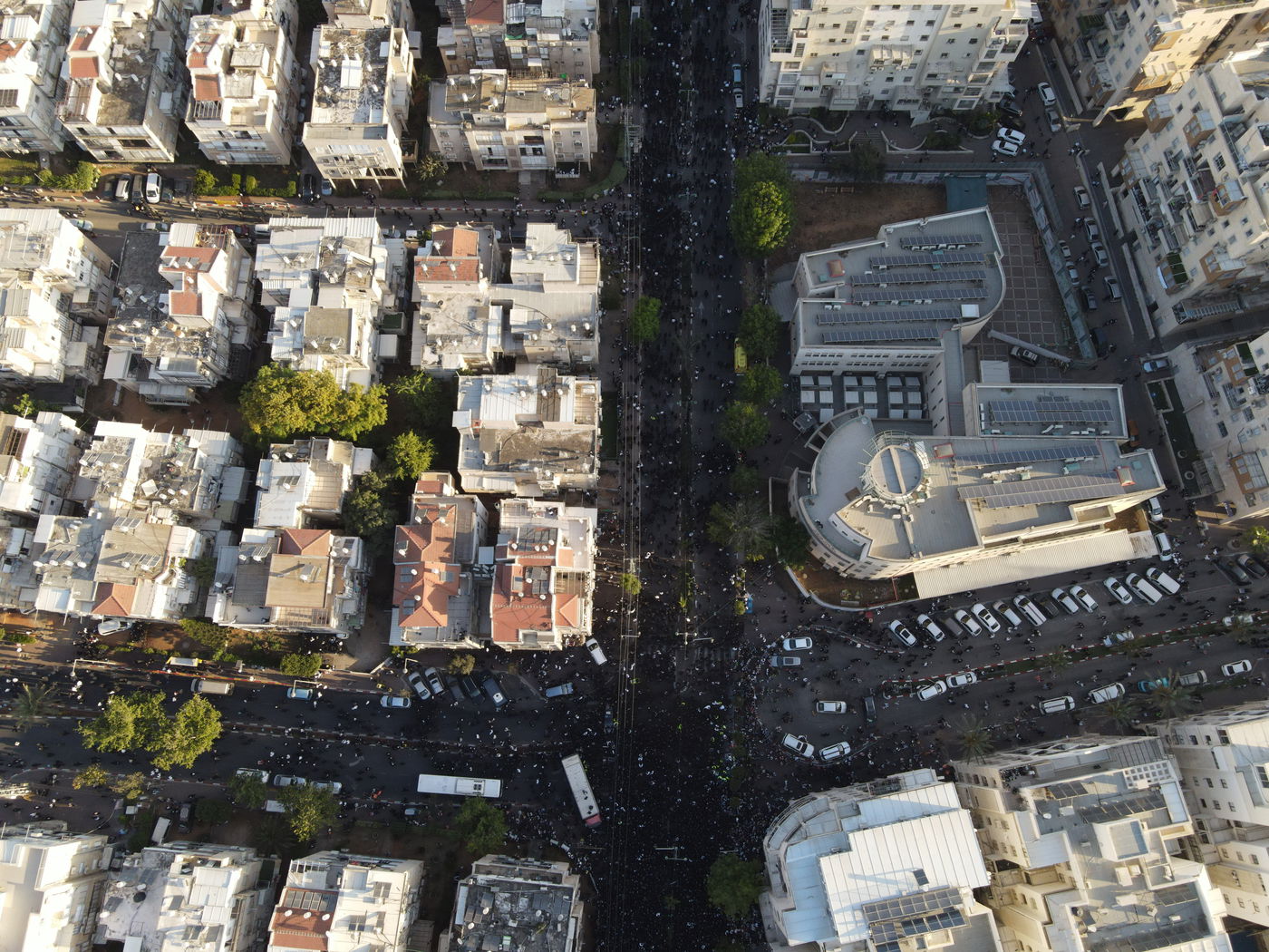 כשגבעת הישיבה - נצבעה בשחור • הלוויה במבט מהרחפן