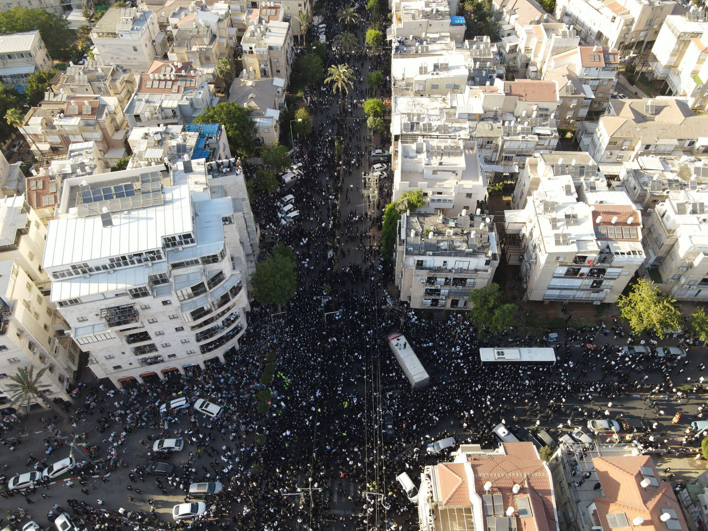 כשגבעת הישיבה - נצבעה בשחור • הלוויה במבט מהרחפן