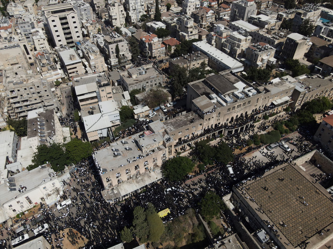 כשגבעת הישיבה - נצבעה בשחור • הלוויה במבט מהרחפן