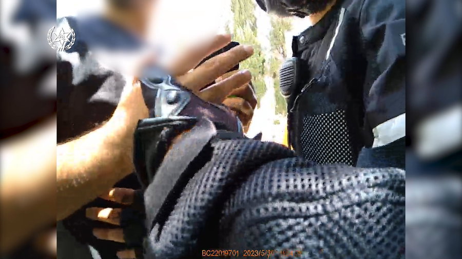 תיעוד ממצלמת גוף של השוטרים בעקבות נהג הרכב שנמלט ומעצרו