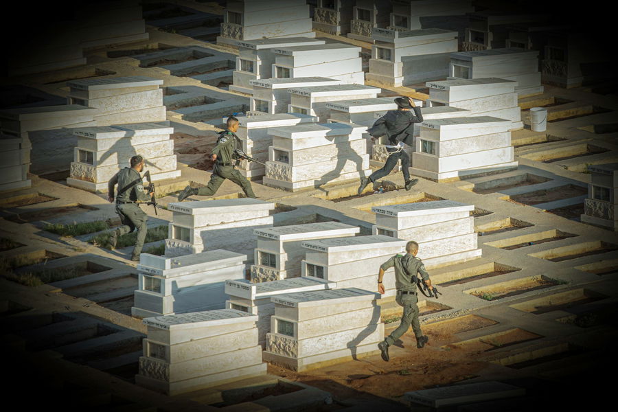 תמונת השבוע: מרדף המג"בניקים אחרי הבחור בבית העלמין