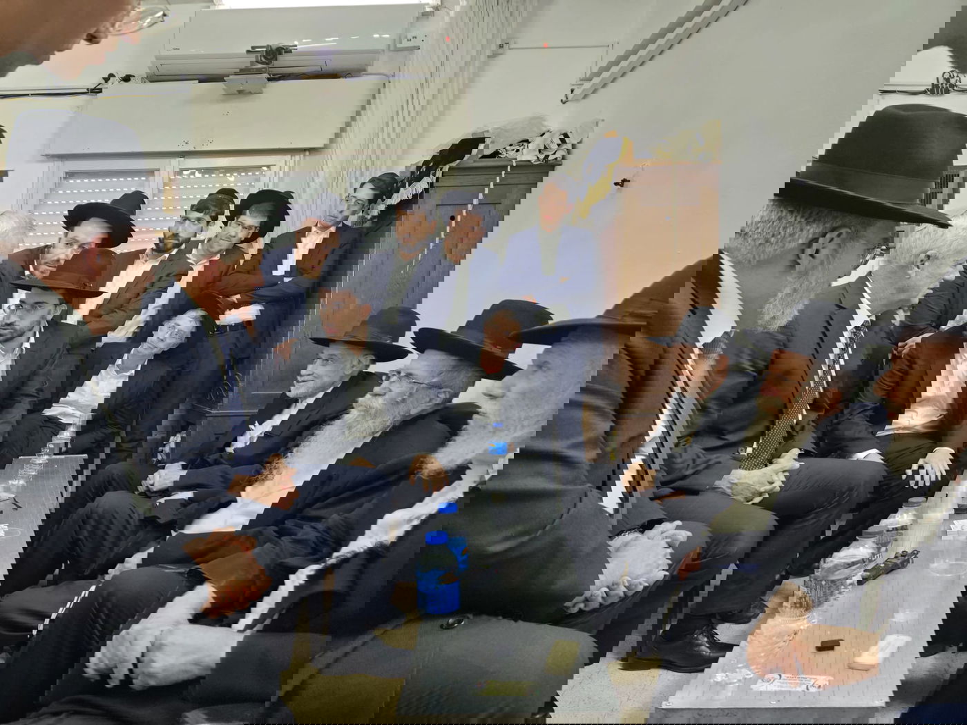 הפתק שניתן לנתניהו והעקיצה למשטרה: "אמרו שמאתים אלף היו בלוויה? בטח היו 400 אלף"