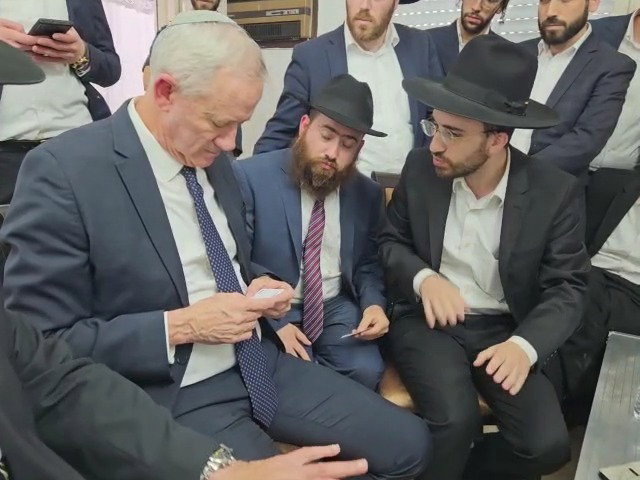 גנץ הערב, בביקור ניחום אבלים