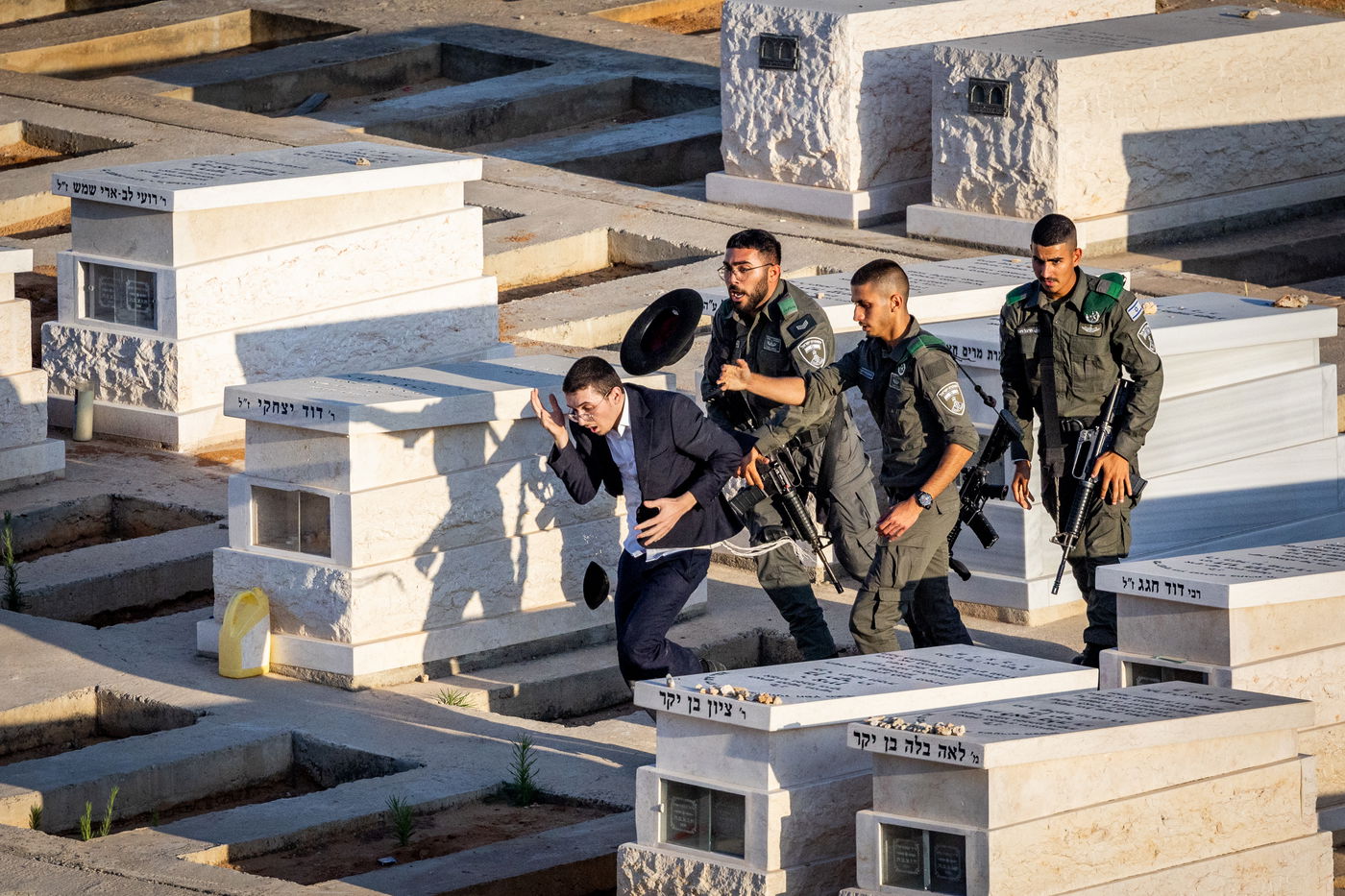 200 אלף מלווים ב-108 תמונות | אשכבתיה דרבי - התיעוד המסכם מכל מוקדי ההלוויה