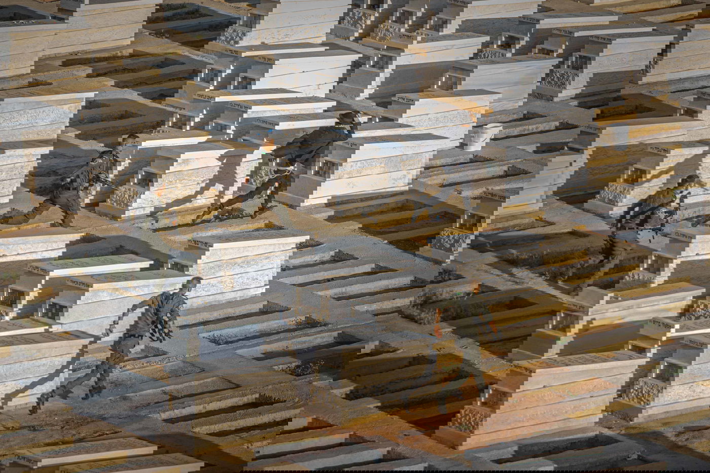 תמונת השבוע: מרדף המג"בניקים אחרי הבחור בבית העלמין