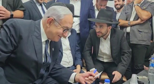 נתניהו מקבל את הפתק