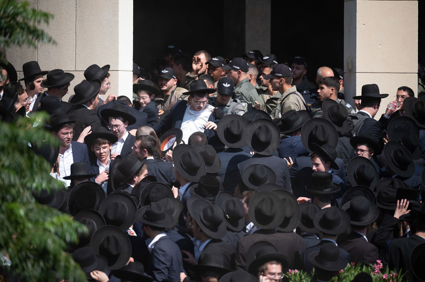 200 אלף מלווים ב-108 תמונות | אשכבתיה דרבי - התיעוד המסכם מכל מוקדי ההלוויה