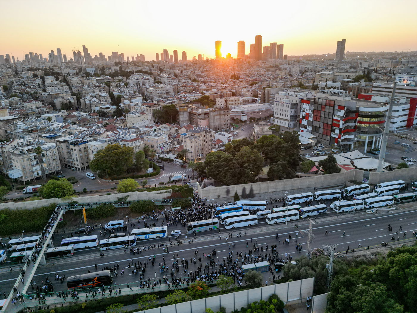 200 אלף מלווים ב-108 תמונות | אשכבתיה דרבי - התיעוד המסכם מכל מוקדי ההלוויה