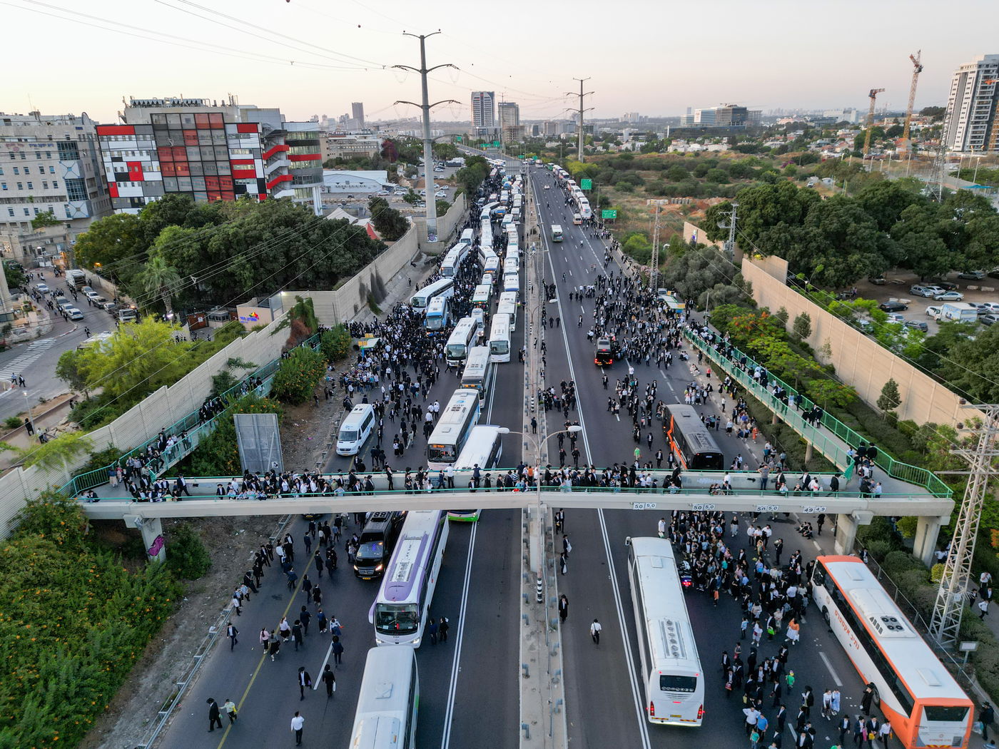 200 אלף מלווים ב-108 תמונות | אשכבתיה דרבי - התיעוד המסכם מכל מוקדי ההלוויה