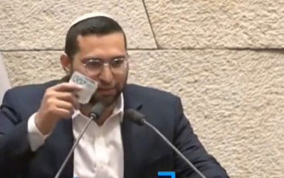 "מצאתי פה ליד 200 שקל", הכריז השר לפתע במליאה • צפו