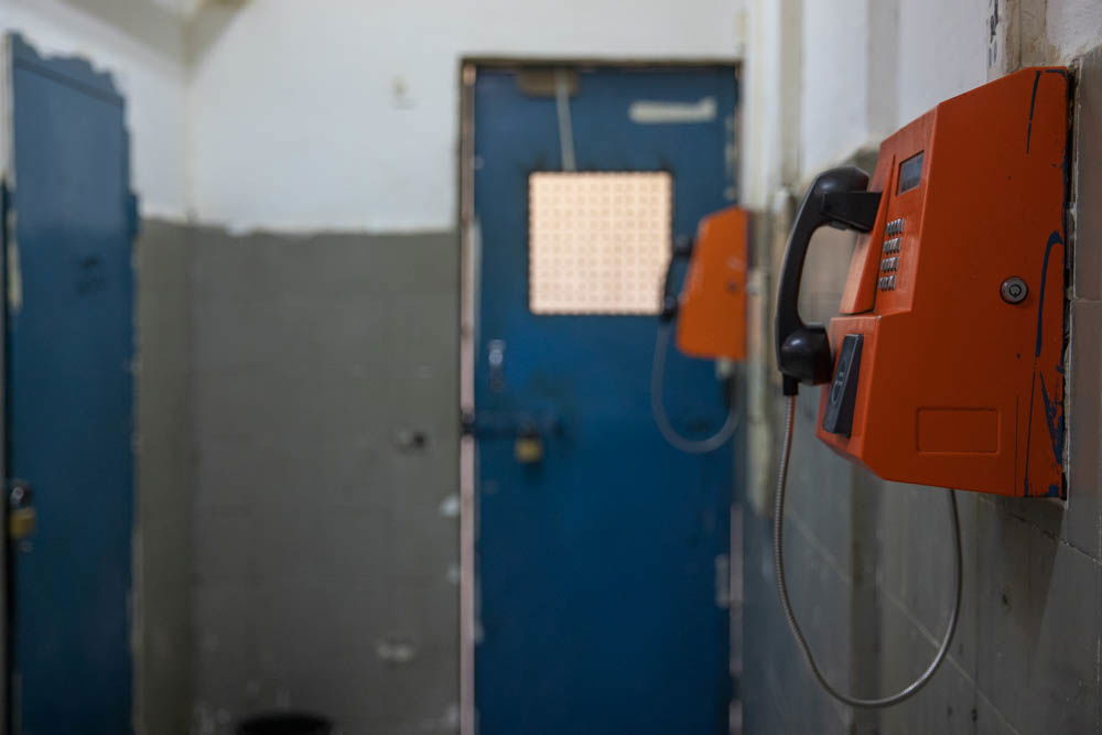 כך נלחמים בהברחות בין כותלי הכלא • הצצה נדירה לפעילות היחידה המיוחדת