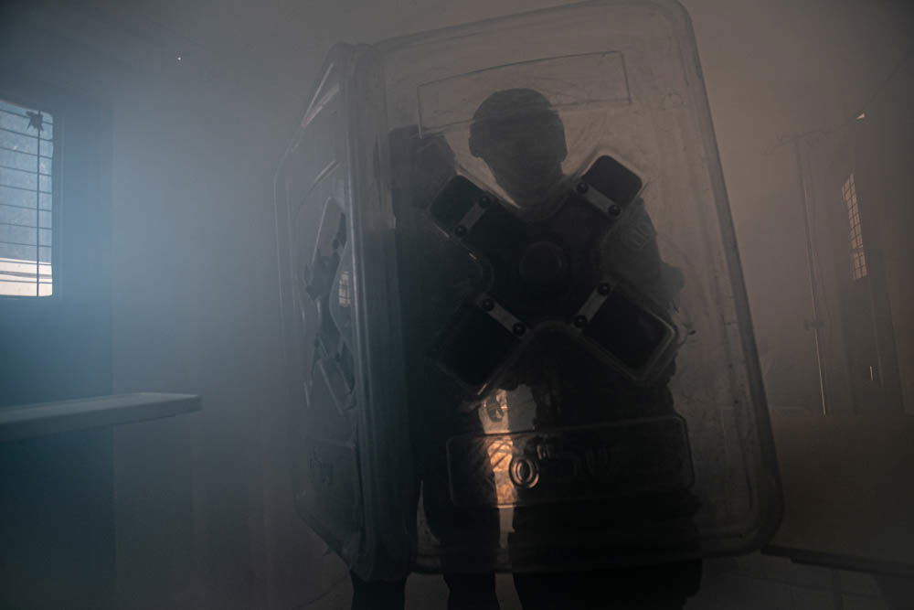 כך נלחמים בהברחות בין כותלי הכלא • הצצה נדירה לפעילות היחידה המיוחדת