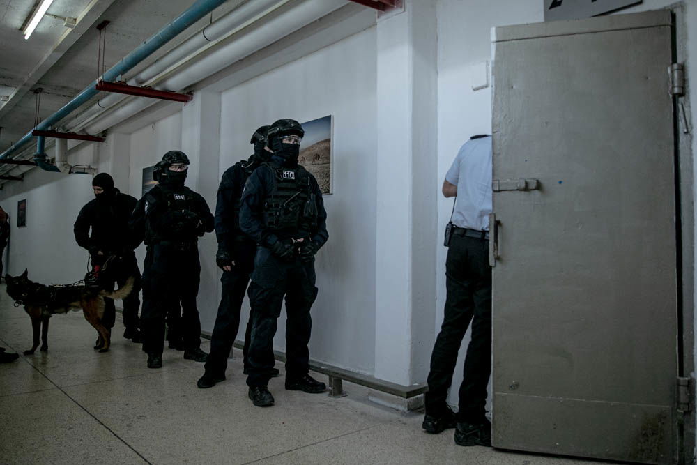 כך נלחמים בהברחות בין כותלי הכלא • הצצה נדירה לפעילות היחידה המיוחדת