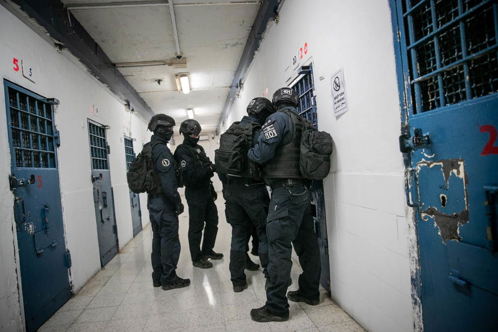 מהומות בכלא בדרום: סוהרים פרצו לאגפים ופיזרו 17 אסירים