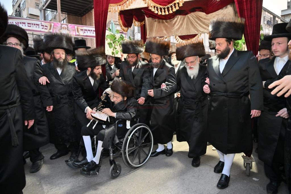 הכנסת ספר תורה לבית המדרש הגדול ויז'ניץ